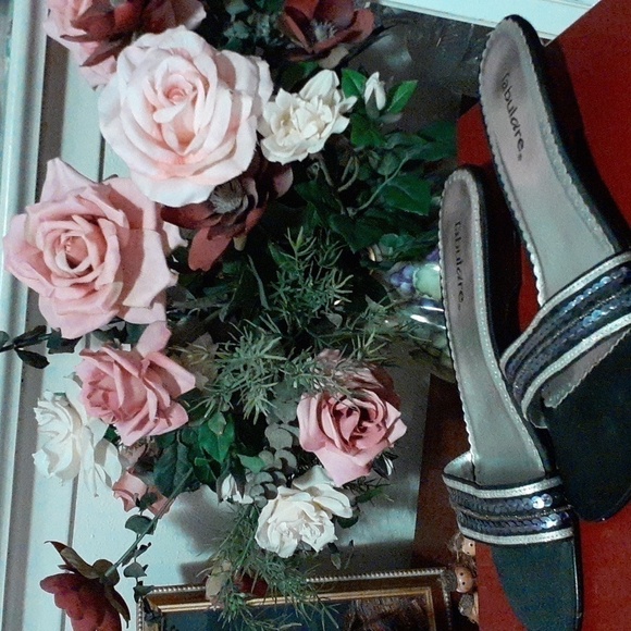 Sequins for a CRUISE or Dinner Date? 1" heel By Fabulare! 9M - Picture 4 of 8